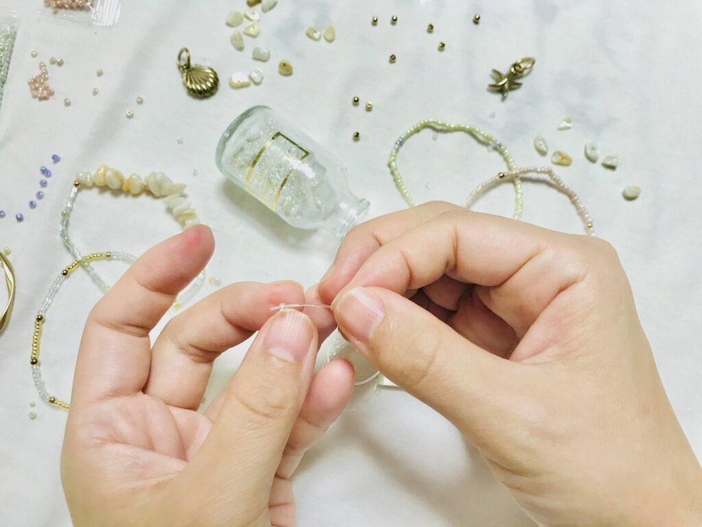 没頭できるクラフティング。ビーズアクセサリーを作っている様子。