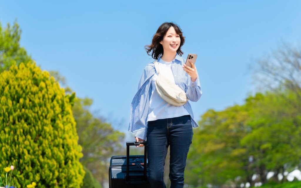 リフレッシュするために女性一人で旅行をしている様子。